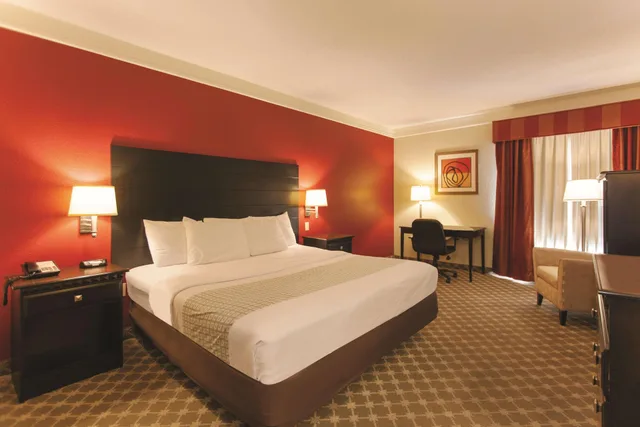 غرفة ديلوكس بسرير مزدوج لذوي الإعاقة، La Quinta by Wyndham PCB Coastal Palms 2/3