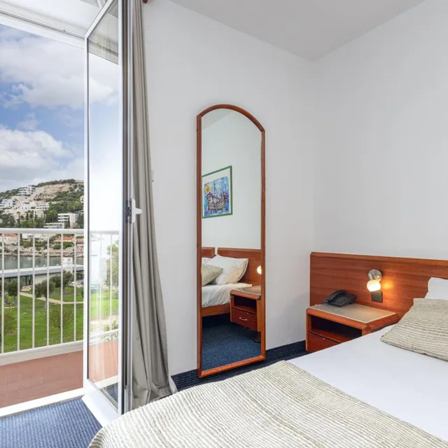 غرفة بسرير مزدوج أو سريرين منفصلين بإطلالة على البحر بشرفة، Hotel Komodor 8/10