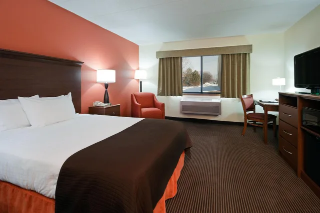 Superior, Suite, Queen Bed, AmericInn by Wyndham Ashland 1/4