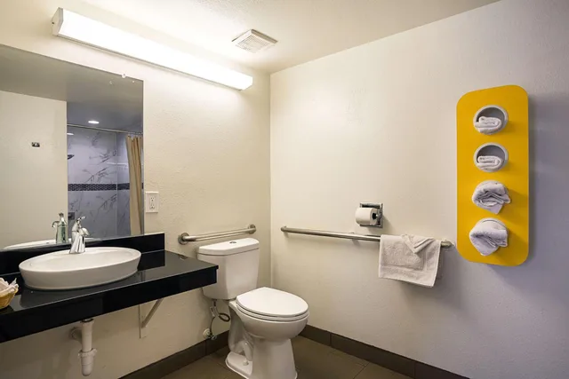 1 King Bed Mob Acc RI Shwr Nsmk Micfridg، Motel6 Ventura, CA - Downtown 8/10