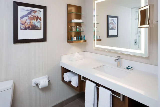 غرفة بسرير كينج وسريرين كوين، Delta Hotels By Marriott Calgary South 4/5