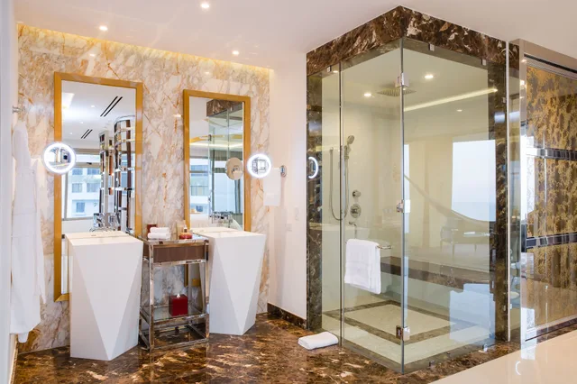 2 Bedrooms, Master, Suite, 1 King and 2 Double Beds, South Wing، Hotel Mousai Puerto Vallarta Adults Only 7/9