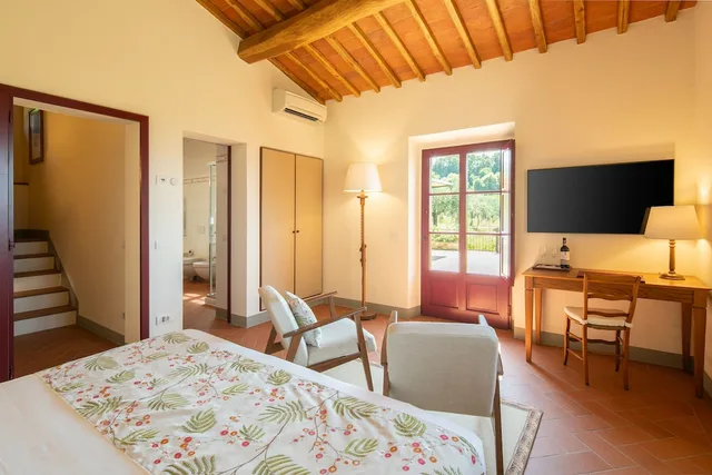 Oliveta, King Bed، The Club House 2/4