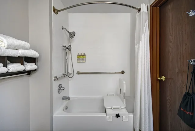 غرفة قياسية بسرير كوين لذوي الإعاقة، Holiday Inn Express Marshall 2/2