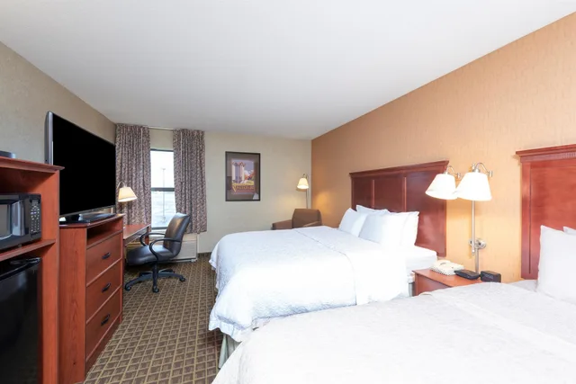 غرفة بسرير كينج بحوض استحمام لذوي الإعاقة، Hampton Inn & Suites Valparaiso 3/7