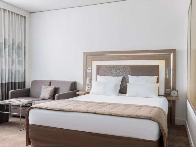 غرفة تنفيذية بسرير كينج مع أريكة، Novotel Lugano Paradiso 2/10