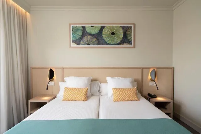 غرفة بسريرين منفصلين بإطلالة على المسبح والبحر، AluaSoul Palma Hotel - Adults only 1/4