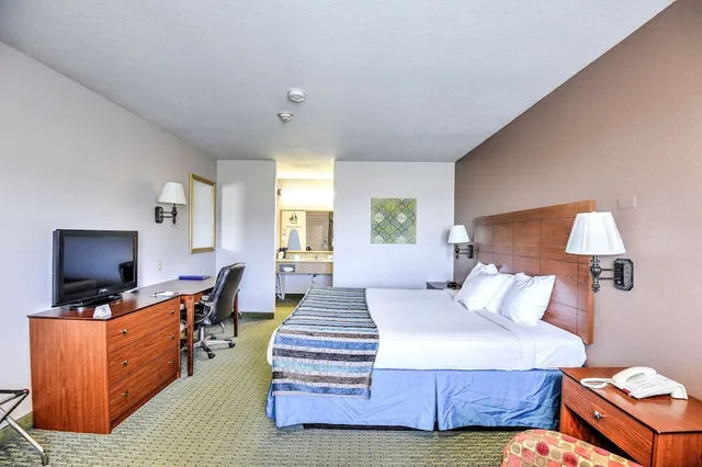 غرفة قياسية بسرير كينج، SureStay Hotel by Best Western Ottawa 2/3