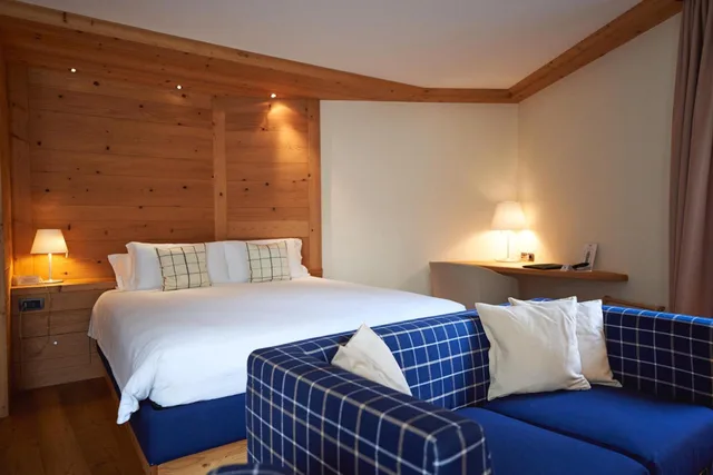 جناح جونيور، Hotel Maribel 4/10