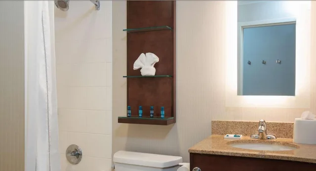 غرفة بسرير كوين، Delta Hotels By Marriott Kalamazoo Conference Center 4/5