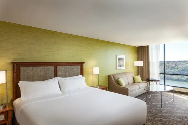 غرفة قياسية بسرير كينج، Holiday Inn Austin Town Lake Hotel 2/7