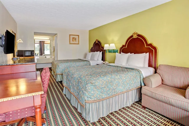 جناح بسريرين مزدوجين بمطبخ صغير للمدخنين، Travelodge by Wyndham Sellersburg / Louisville North 3/10