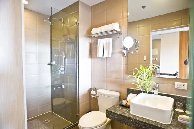 غرفة ديلوكس بسرير كينج وسرير فردي، Goldberry Suites and Hotel Mactan 7/10