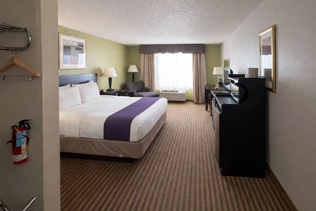 غرفة بسرير كينج لذوي الإعاقة، Holiday Inn Express Kalamazoo 6/9