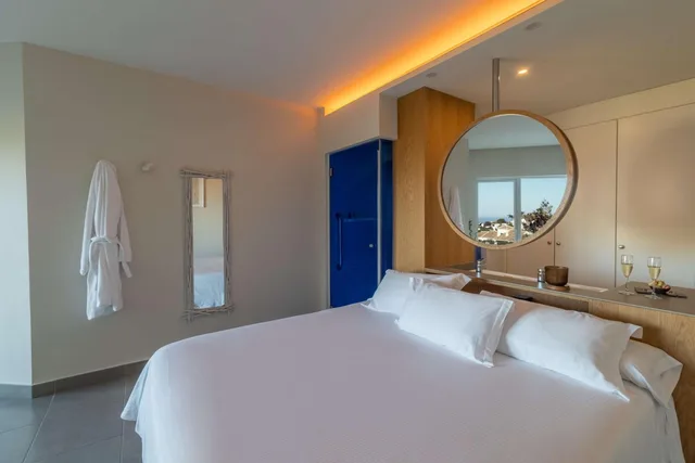 غرفة ديلوكس بسرير كينج بإطلالة جزئية على البحر، Higueron Hotel Malaga Curio Collection by Hilton 4/5