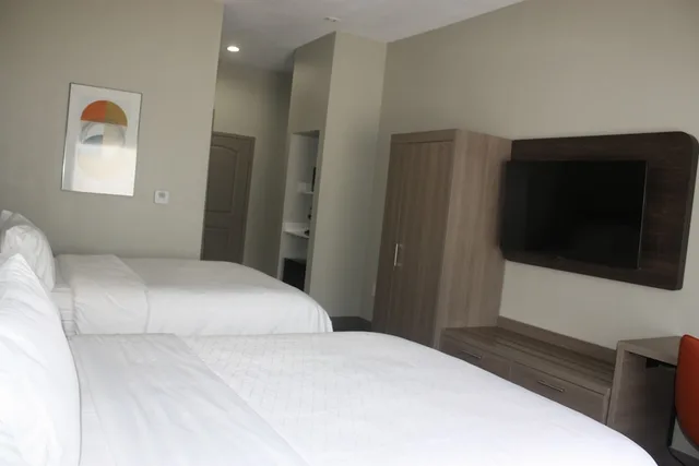 Standard, Holiday Inn Express Hotel & Suites Shamrock North 4/9