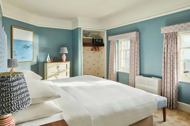 جناح بسرير كينج بإطلالة على البحر بغرفة نوم واحدة مع أريكة، Marriott Highcliff 3/8