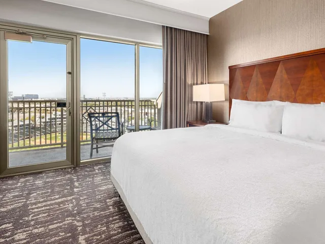 جناح بسرير كينج بشرفة، Embassy Suites by Hilton Dallas Frisco Hotel and Convention Center 1/2