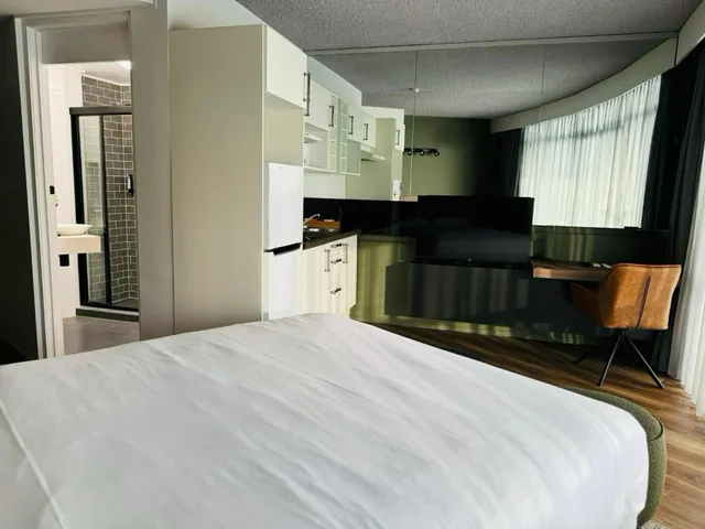 غرفة بسرير كوين بشرفة، Madison Hotel Tower Mill 2/7