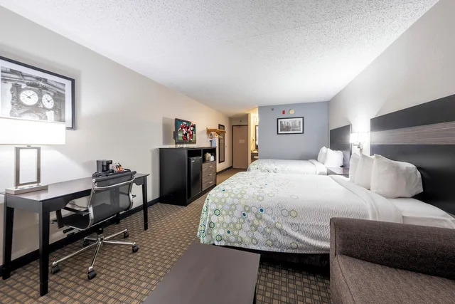 غرفة قياسية بسريرين مزدوجين مع أريكة، HomeTown Inn by Red Roof East Syracuse 3/6
