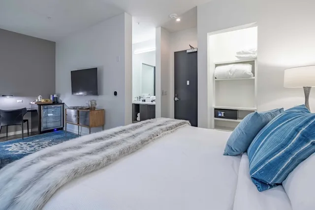 جناح سوبيريور بسرير كينج بغرفة نوم واحدة مع أريكة، 121 Hotel 1/10