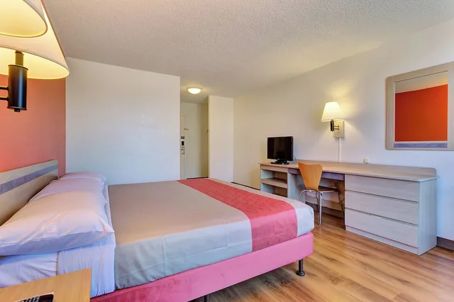 غرفة ديلوكس بسرير كينج لذوي الإعاقة، Motel6 Belmont, CA San Francisco Redwood City 2/5