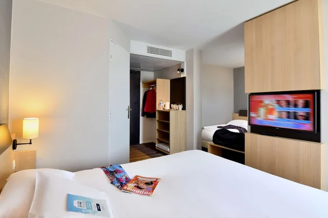 غرفة سوبيريور رباعية بسرير مزدوج وسريرين منفصلين، Hotel Kyriad Tours Sud - Chambray Les Tours 1/6