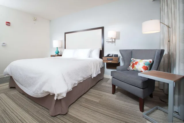 غرفة بسرير كينج بحوض استحمام لذوي الإعاقة، Hampton Inn by Hilton Tiffin 2/2