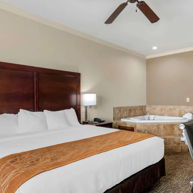 غرفة بسرير كينج بجاكوزي، Comfort Inn and Suites Fort Worth Fossil Creek 1/7