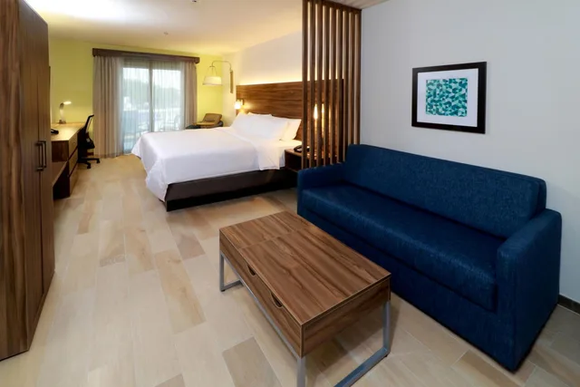 جناح بسرير كينج بشرفة مع أريكة، Holiday Inn Express And Suites Playa Del Carmen 3/8