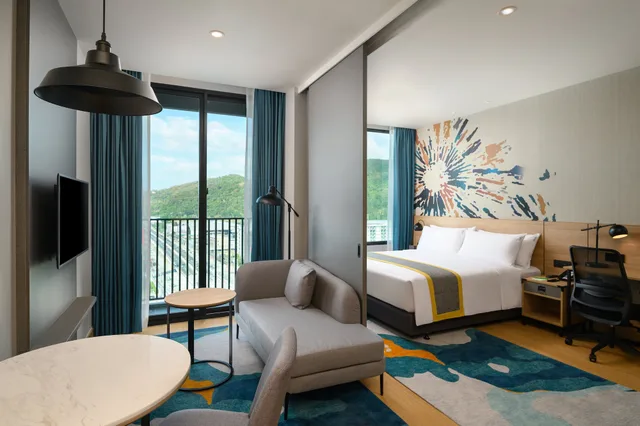 جناح بسرير كينج بشرفة، Holiday Inn Suites Siracha Laemchabang 3/6