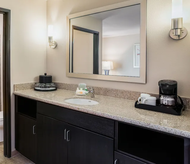 جناح بسريرين كوين مع أريكة، Holiday Inn Oceanside Camp Pendleton Area 10/10