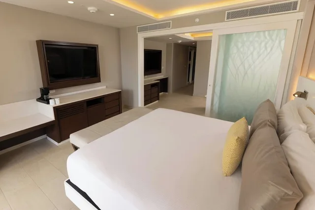 جناح جونيور فاخر بسريرين كوين مع أريكة، Royalton Riviera Cancun An Autograph Collection All Inclusive Resort Casino 6/10