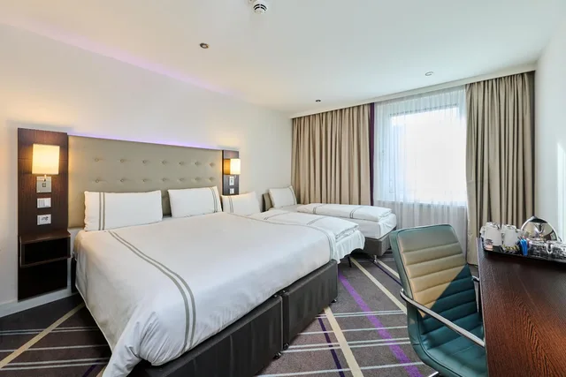 غرفة رباعية بسرير مزدوج وسرير فردي، Premier Inn Berlin Airport 2/2