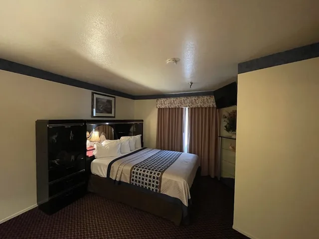 جناح حصري بسريرين كوين بغرفتي نوم مع أريكة بمطبخ، Oakridge Inn 1/4