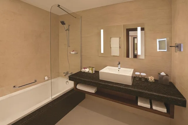 غرفة قياسية بسريرين منفصلين بشرفة، Double Tree by Hilton Resort and Spa Marjan Island 8/8