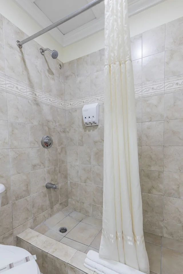 جناح بسرير كينج وسريرين مزدوجين بغرفتي نوم مع أريكة، Bay Gardens Hotel 5/5