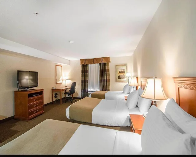 غرفة بسرير مزدوج، Quality Inn & Suites Grande Prairie 7/9