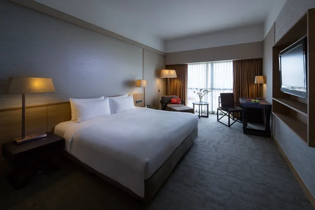 Deluxe, King Bed, Pool Side, Grand Mercure Singapore Roxy 3/6