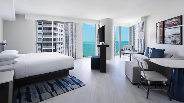جناح جونيور بسرير كينج بشرفة مع أريكة، Hyatt Centric Brickell Miami 1/3