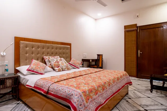 Deluxe, Queen Bed, No Window، All Seasons Homestay 1/2