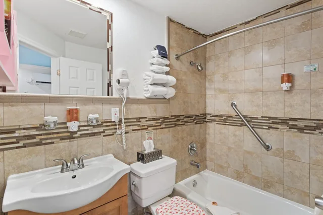 Efficiency, Queen Bed, Road Side، Plaza Beach Hotel Beachfront Resort 2/4