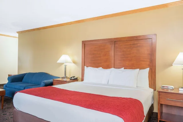 Suite, King Bed, Sofa, Jetted Tub, Baymont by Wyndham Kasson Rochester Area 3/4