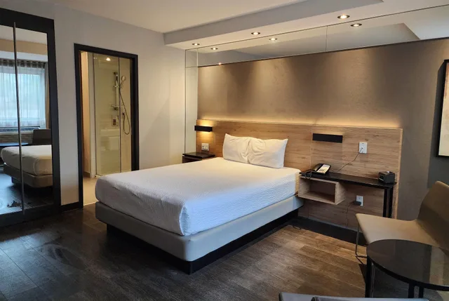 Deluxe, Queen Bed, Ramada by Wyndham Laval 2/2