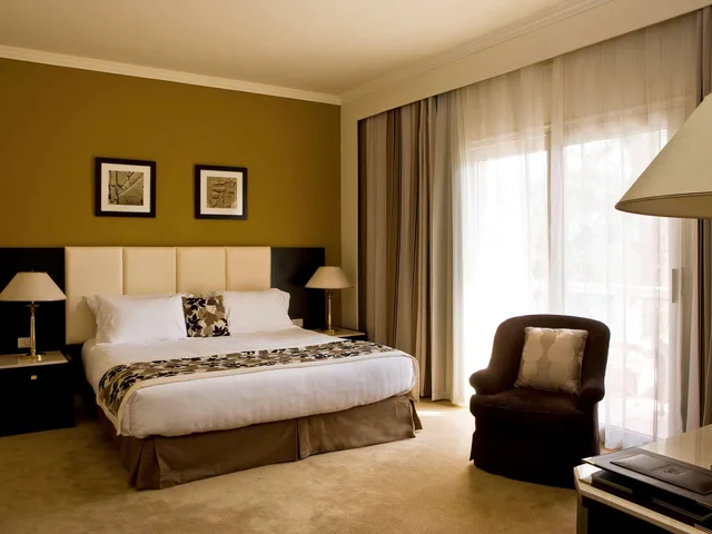 جناح بريستيج بسرير كينج بإطلالة على الحديقة بشرفة بغرفة نوم واحدة بمنطقة جلوس، Pavillon Winter Luxor 1/4