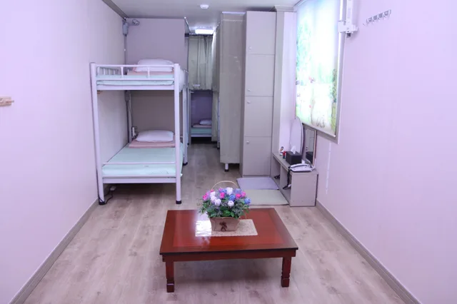 غرفة عائلية بستة أسرّة وأسرّة بطابقين بحمام خاص، Hostel Dahyun 1/1