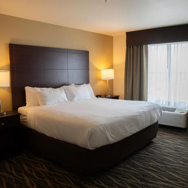 غرفة، Cobblestone Hotel & Suites - Two Rivers 7/10