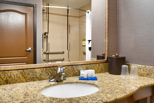 Standard, King Bed, Accessible, Holiday Inn Express And Suites Billings 2/3