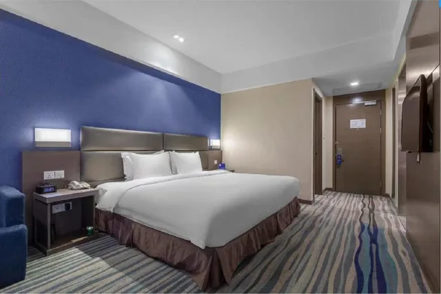 Suite, King Bed, Atrium View, No Window, Holiday Inn Express SHENYANG NORTH STATION 2/5