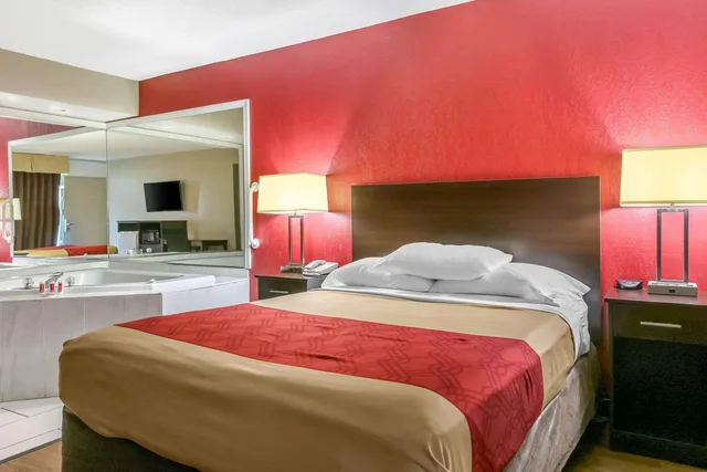 غرفة بسرير كوين، Econo Lodge Shorewood 1/2